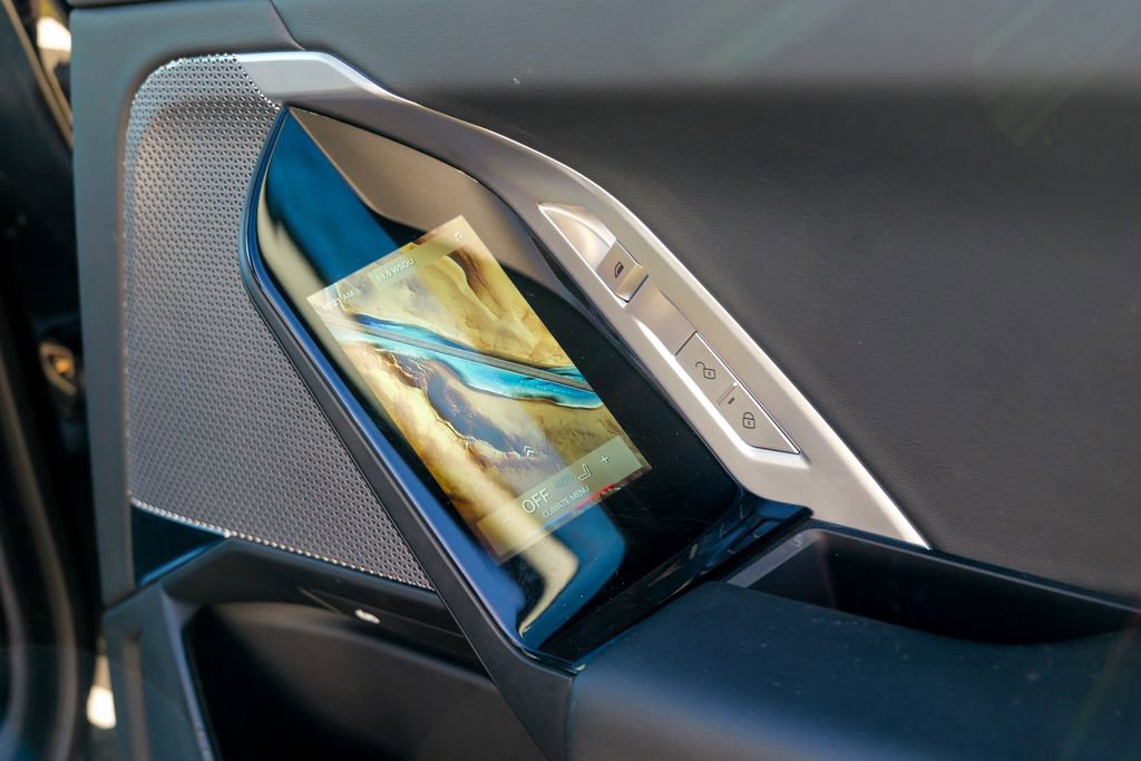 Used 2023 BMW 740i w/ Parking Assistance Package image 32