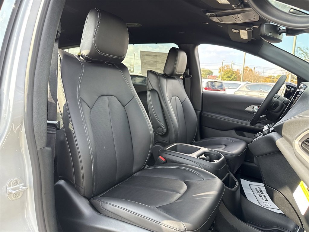 New 2026 Chrysler Pacifica Select image 28