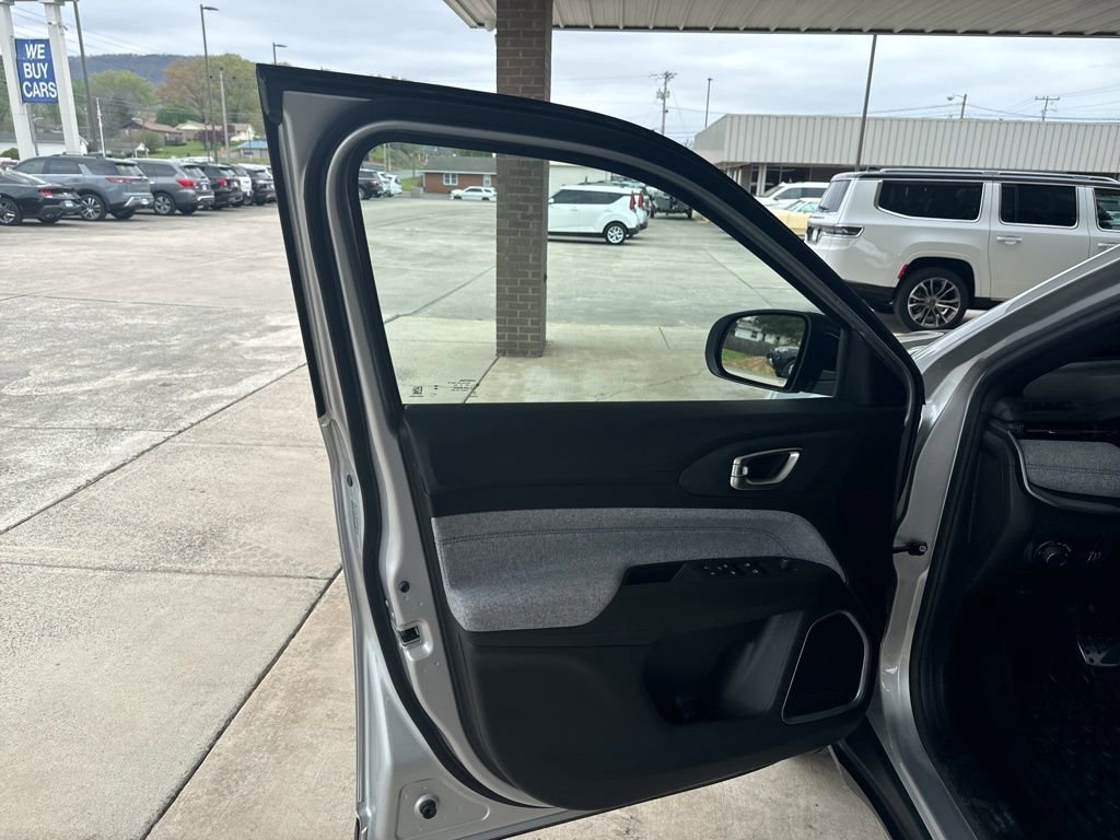 Used 2025 Jeep Compass Sport image 13