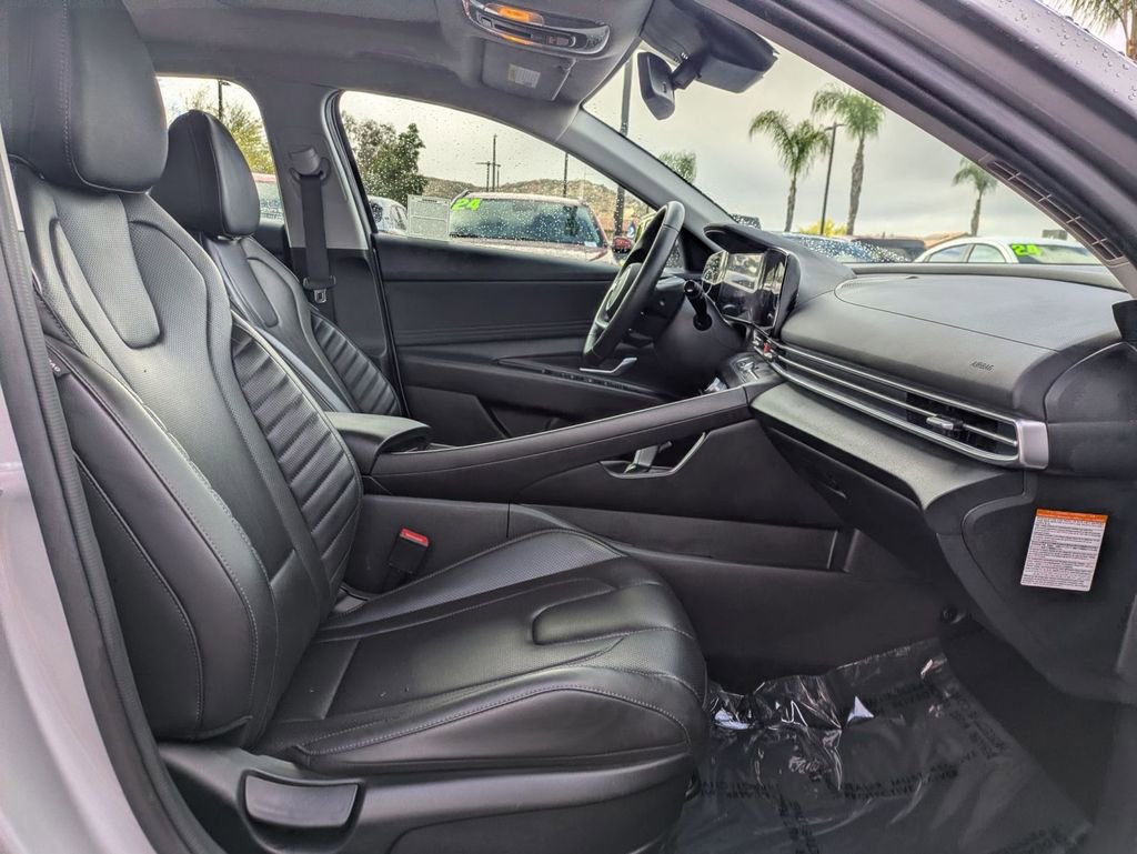 Certified 2025 Hyundai Elantra Limited image 30