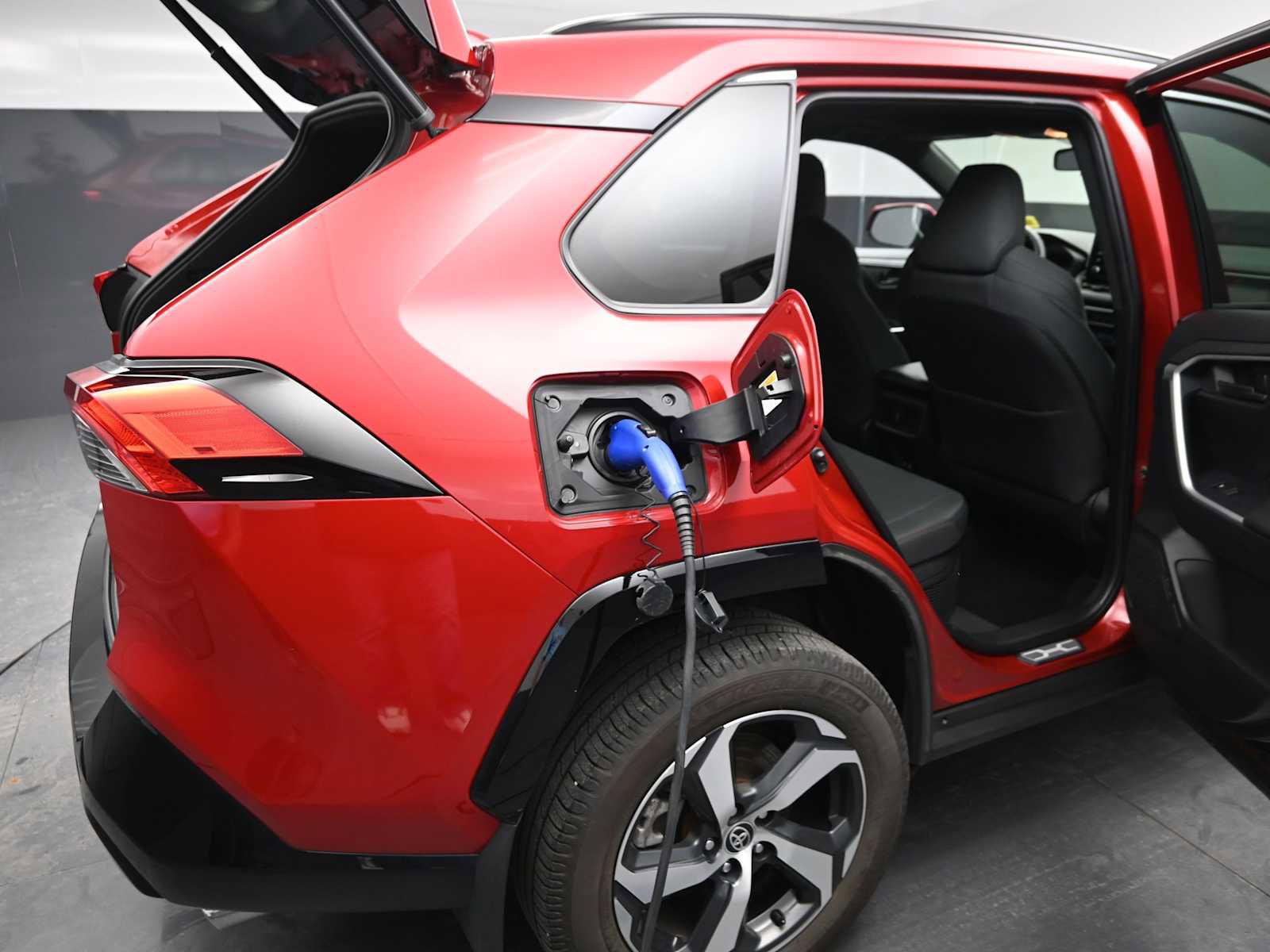 Used 2021 Toyota RAV4 SE w/ Weather & Moonroof Package image 22