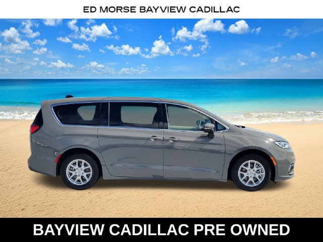 Used 2023 Chrysler Pacifica Touring-L FWD image 6