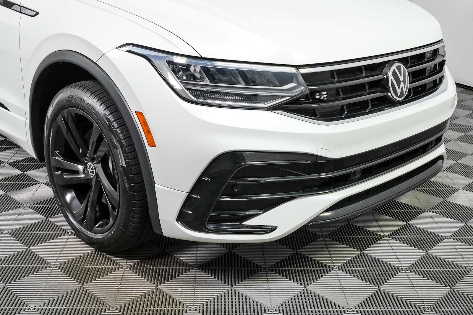 Certified 2023 Volkswagen Tiguan SE R-Line FWD image 40