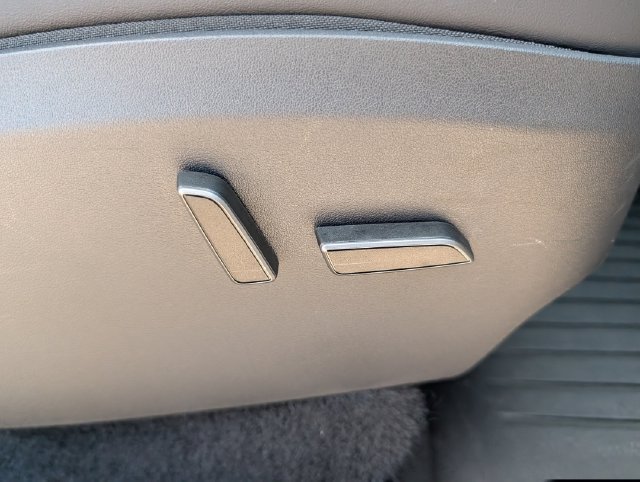 Used 2025 Tesla Model Y Long Range AWD/4WD image 21