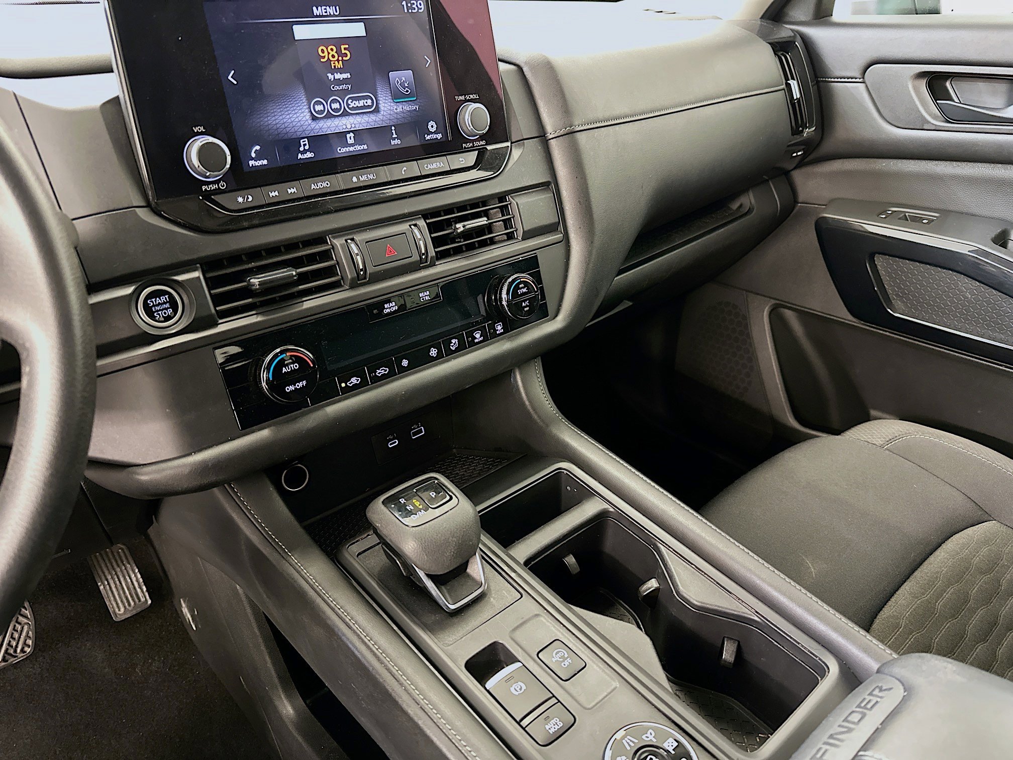 Used 2024 Nissan Pathfinder S image 25