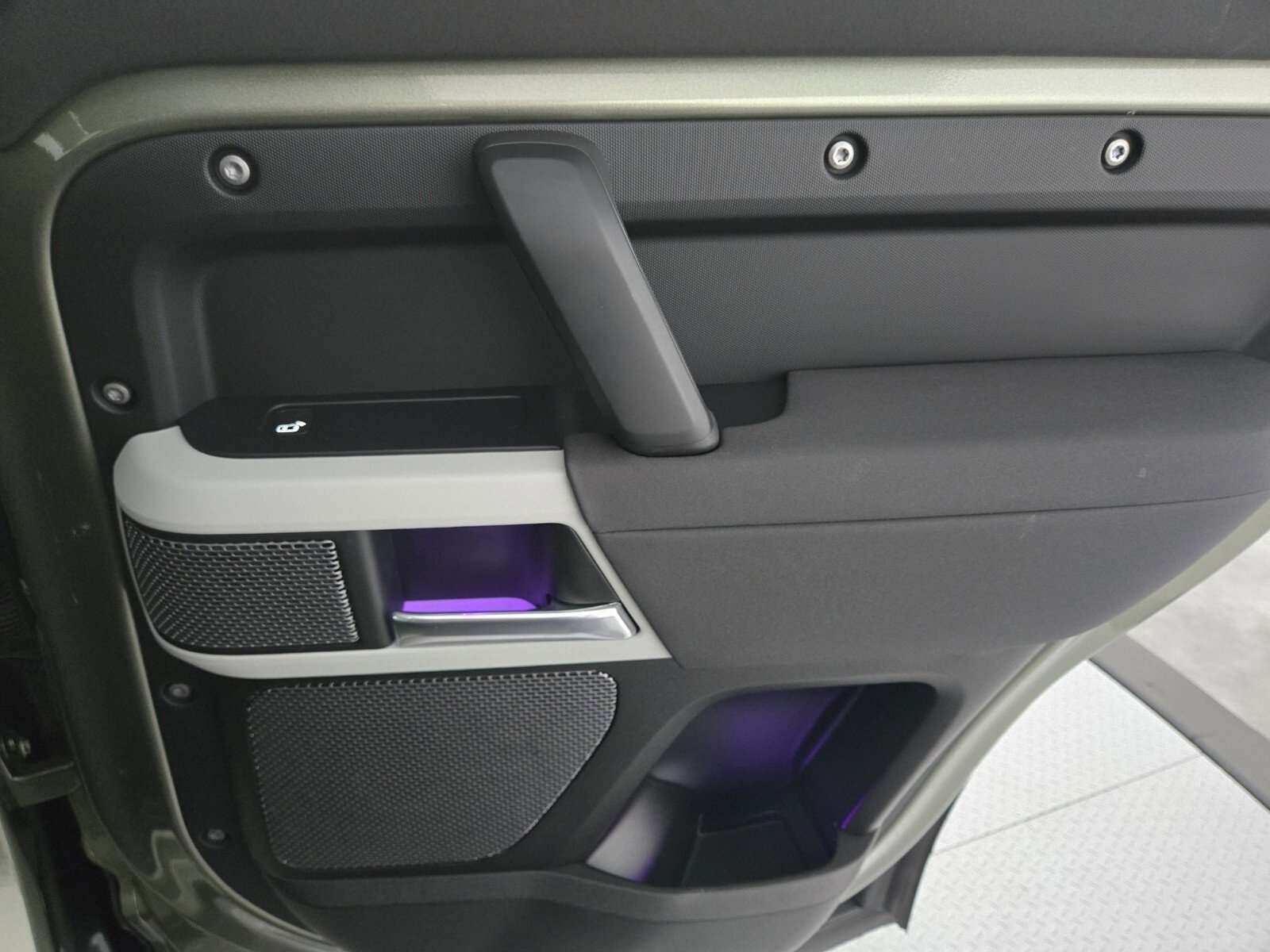 Used 2023 Land Rover Defender 110 SE image 19