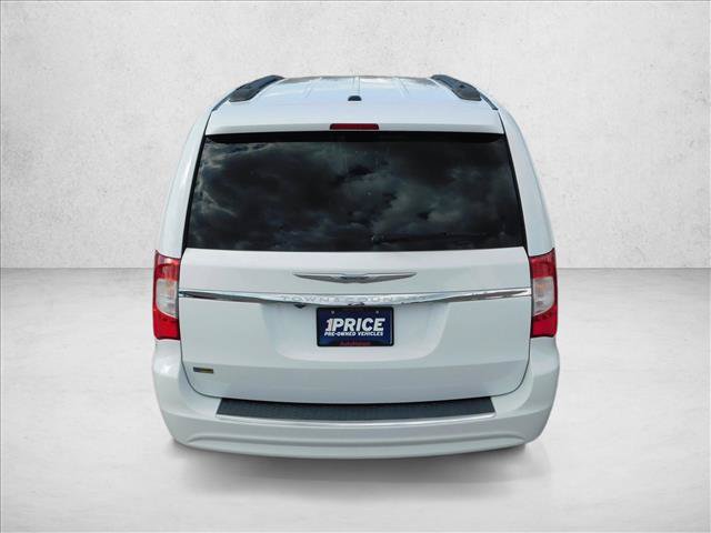 Used 2014 Chrysler Town & Country Touring FWD image 11