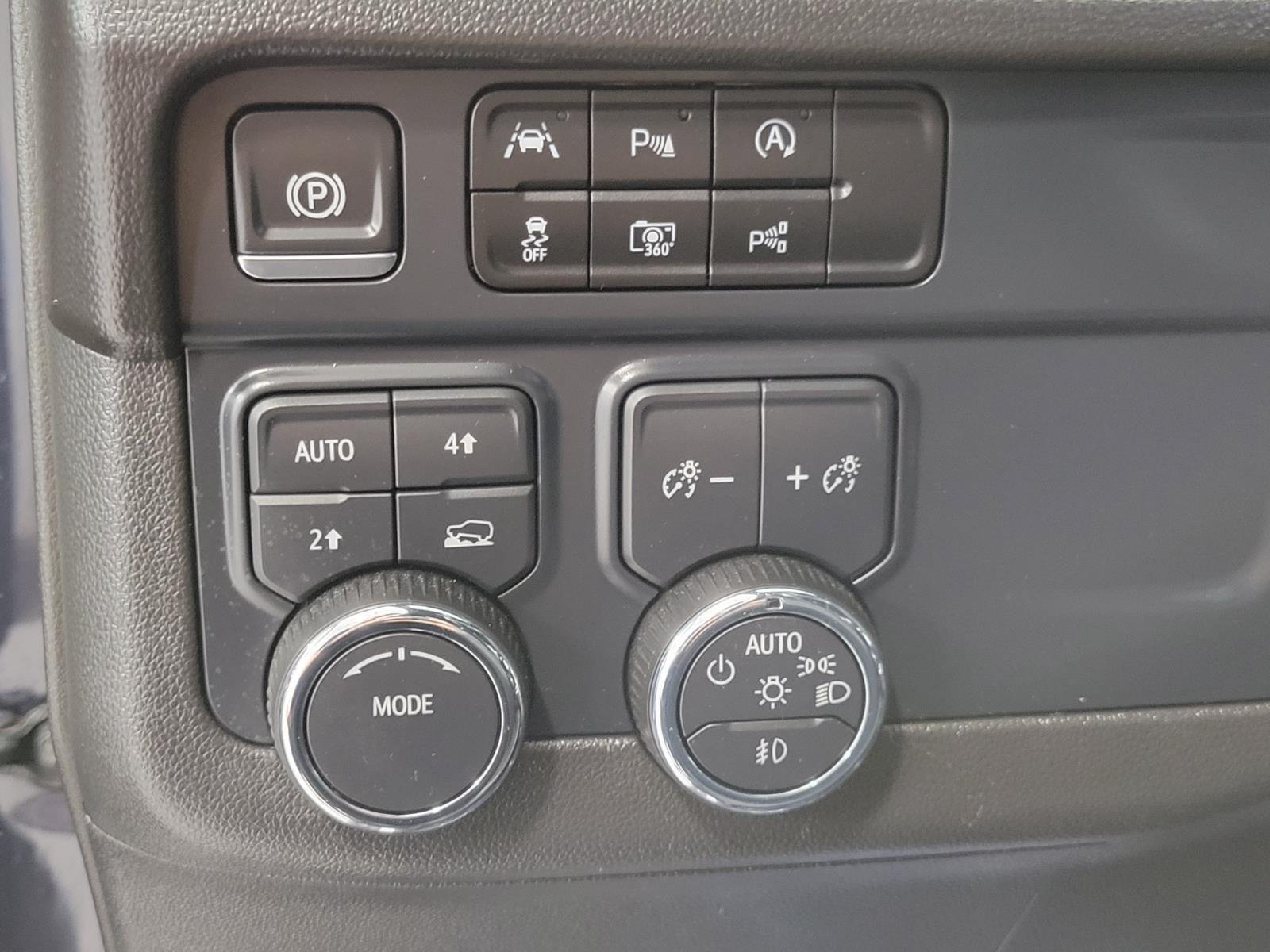 Used 2025 Chevrolet Suburban Premier AWD/4WD image 11