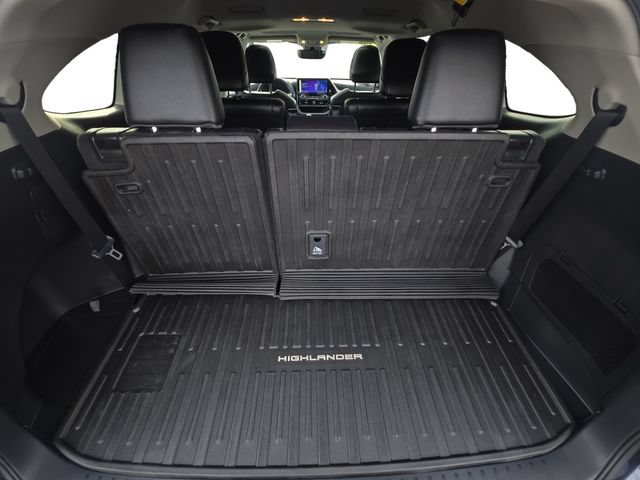 Used 2023 Toyota Highlander XLE FWD image 13