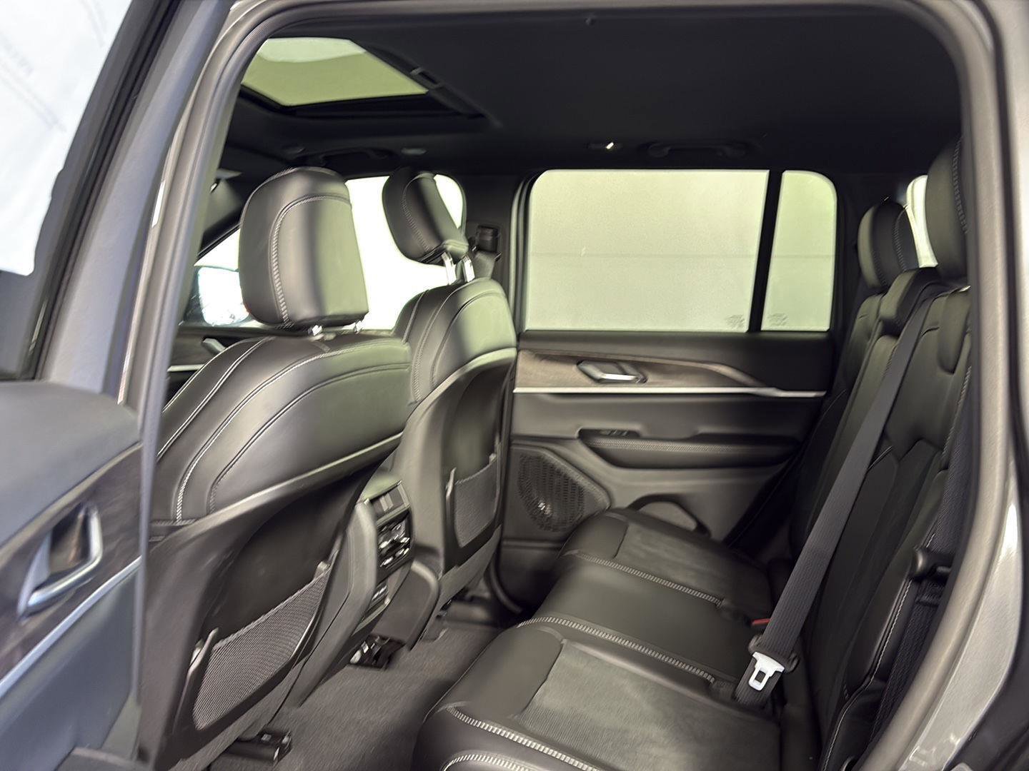 New 2026 Jeep Grand Cherokee Altitude AWD/4WD image 9