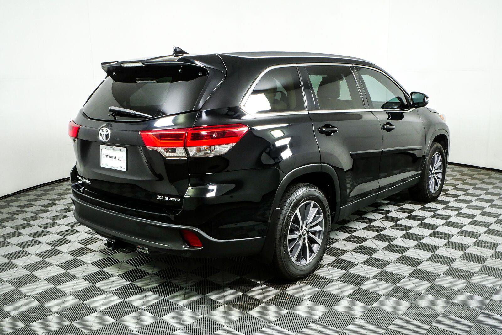 Used 2019 Toyota Highlander XLE AWD/4WD image 3