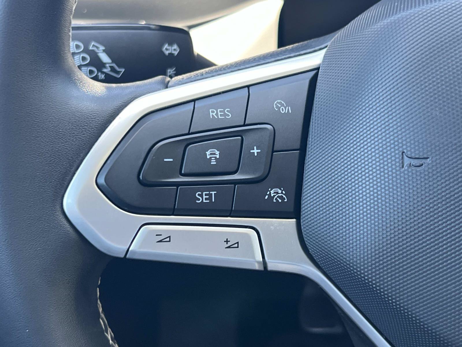 Certified 2022 Volkswagen Taos SEL FWD image 9