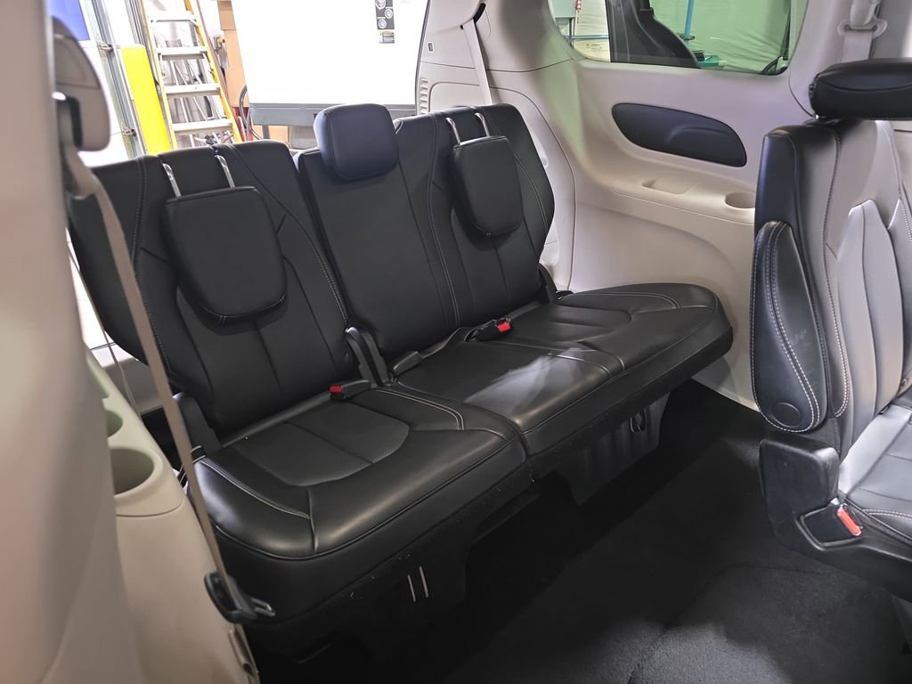 Used 2023 Chrysler Pacifica Touring-L image 12