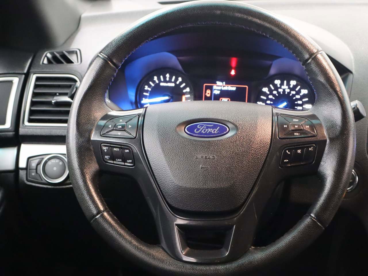 Used 2017 Ford Explorer XLT image 13