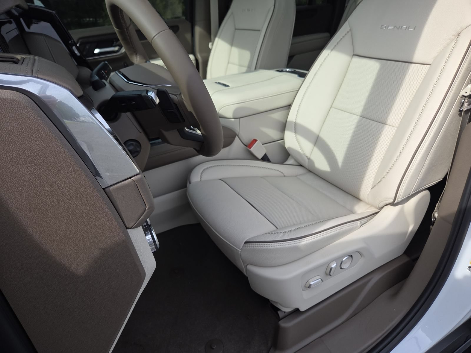 New 2026 GMC Yukon XL Denali w/ Denali Reserve Package AWD/4WD image 34