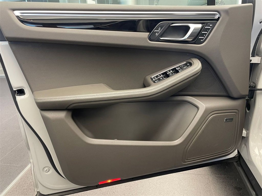 Used 2025 Porsche Macan image 20