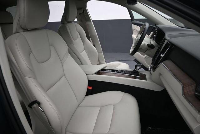 Used 2021 Volvo XC60 T5 Momentum w/ Premium Package AWD/4WD image 23
