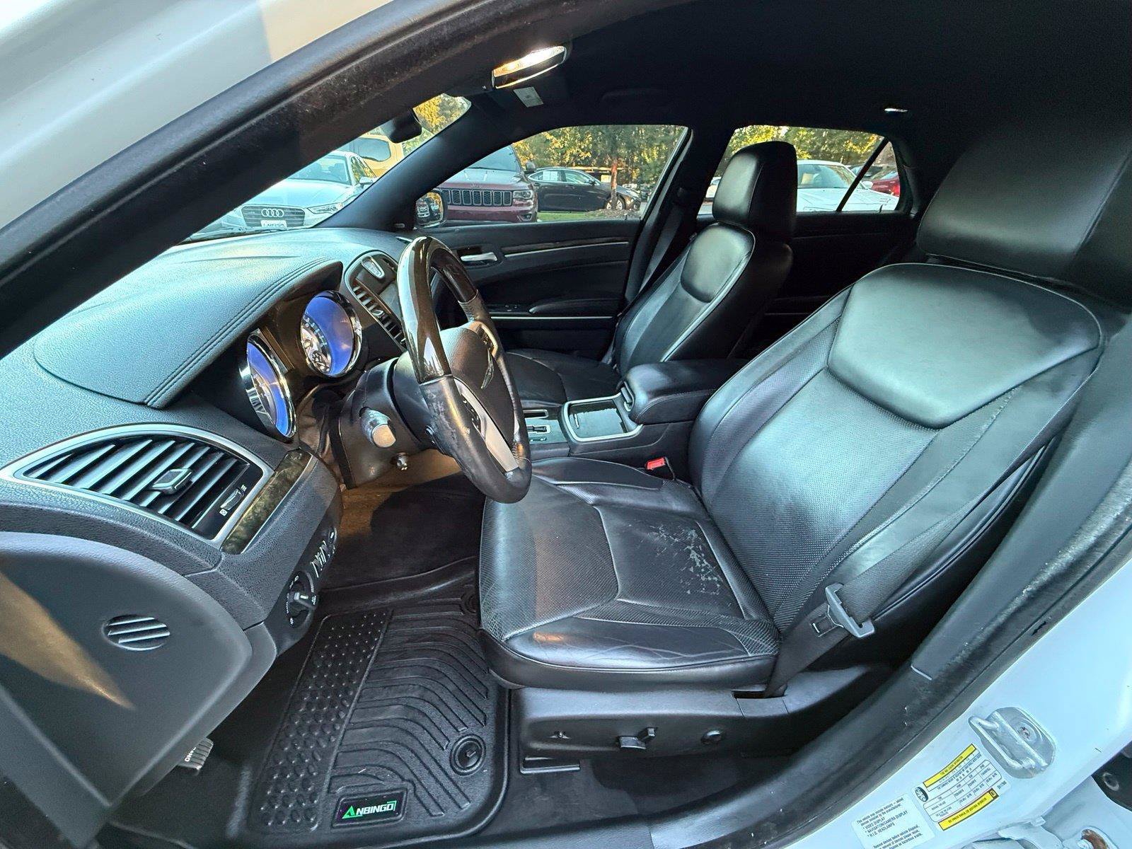 Used 2014 Chrysler 300 C RWD image 17
