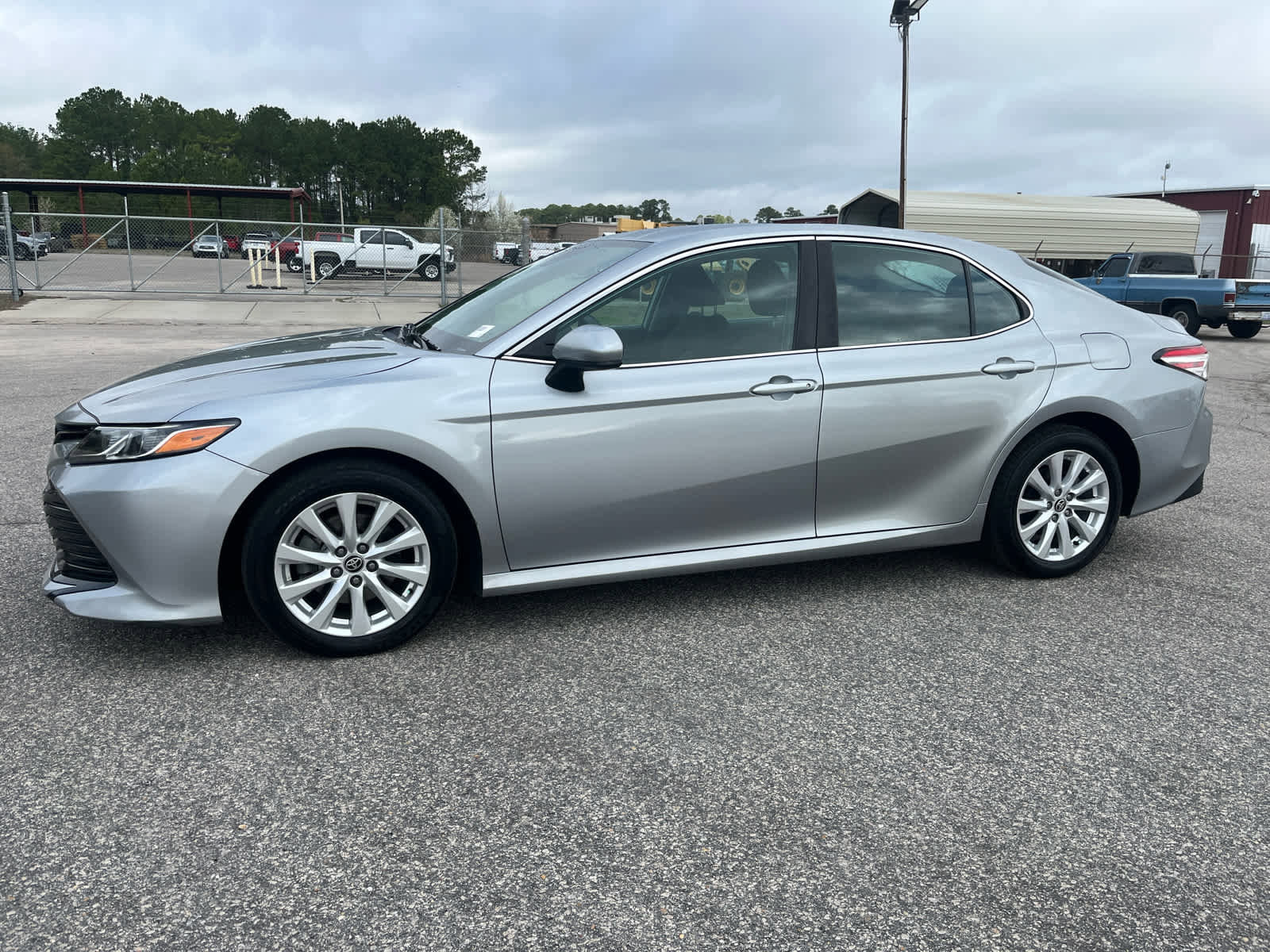 Used 2020 Toyota Camry LE image 2