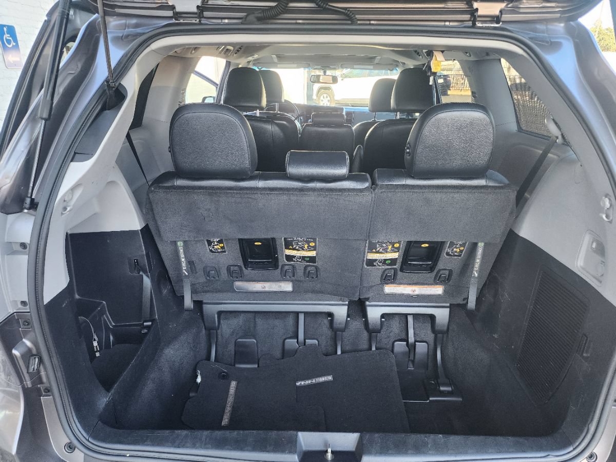 Used 2015 Toyota Sienna SE w/ SE Preferred Package FWD image 10