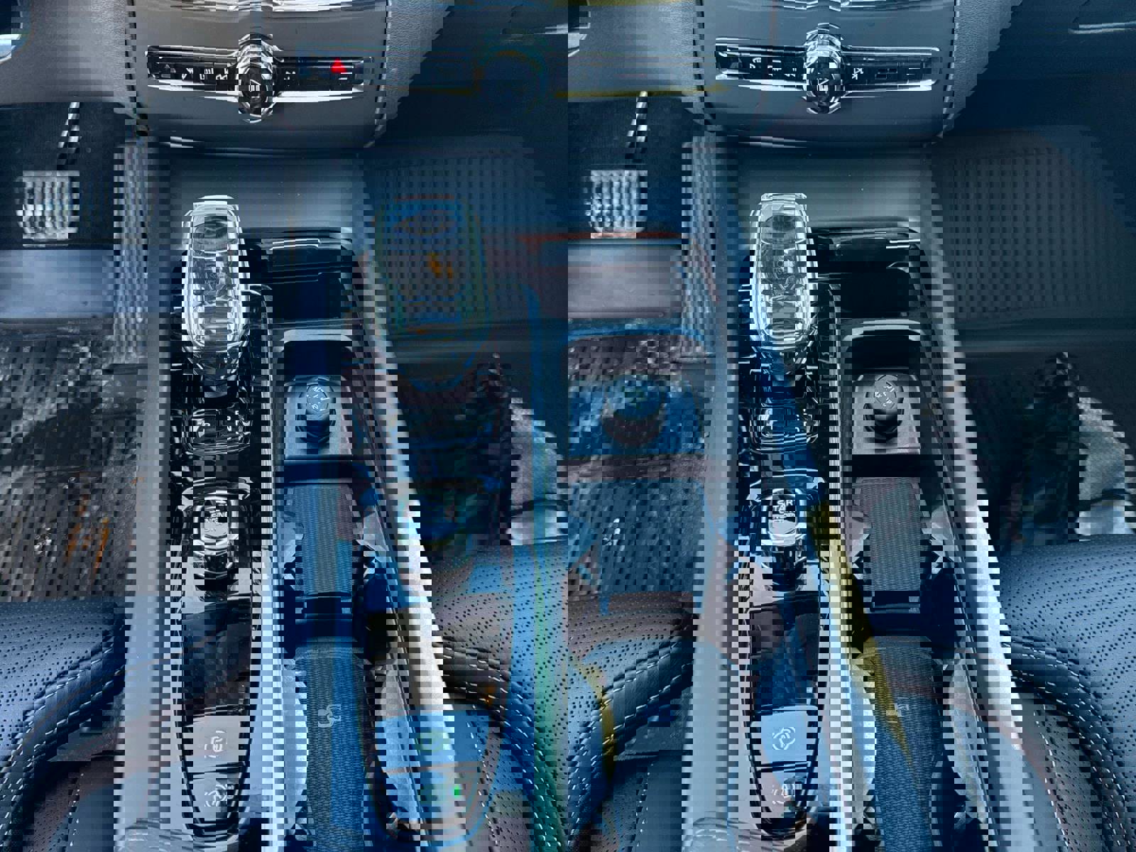 Certified 2023 Volvo XC60 T8 Ultimate w/ Climate Package image 24