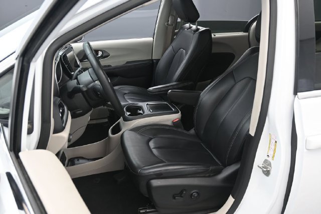 Used 2023 Chrysler Pacifica Touring-L FWD image 10