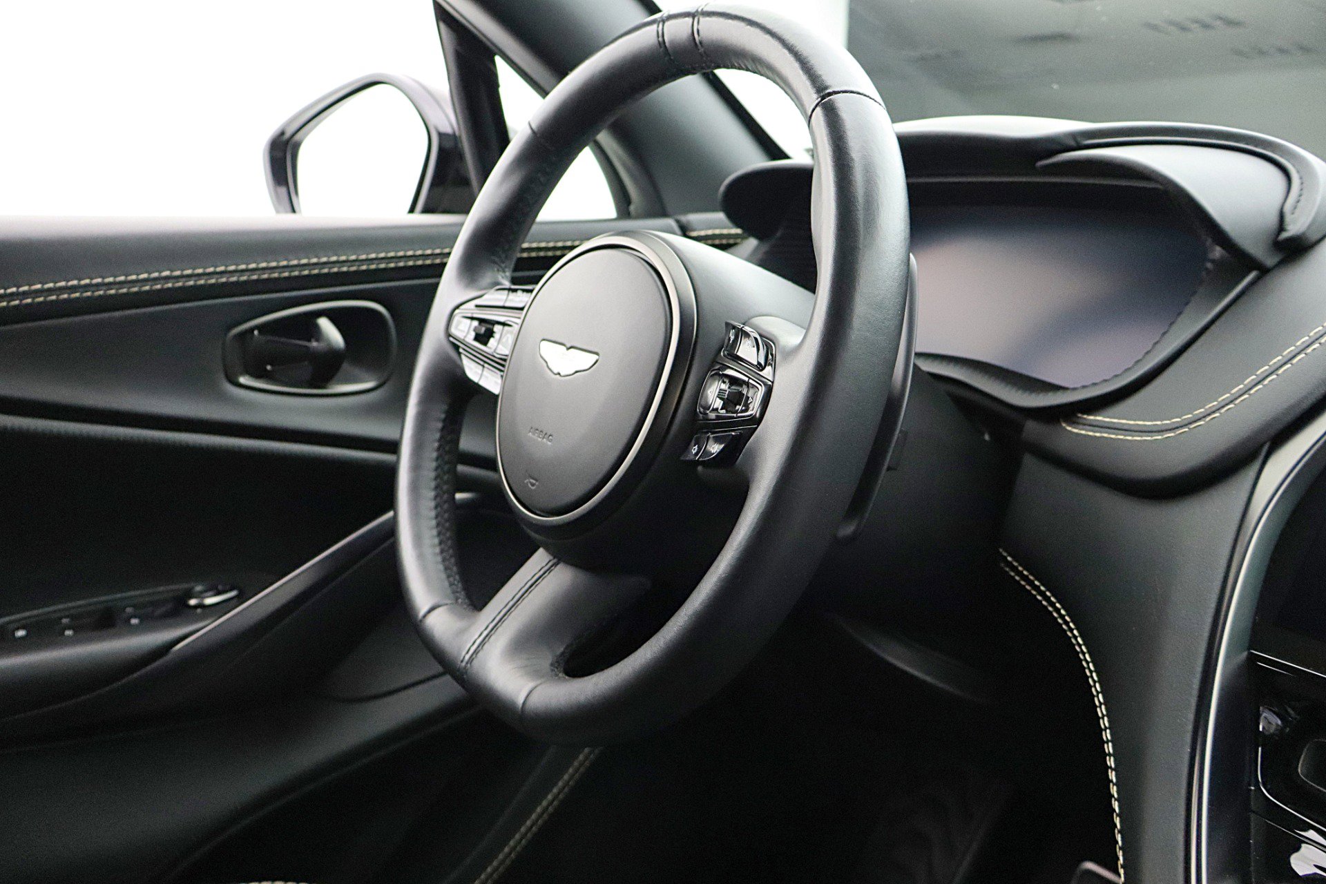 Used 2021 Aston Martin DBX AWD/4WD image 29