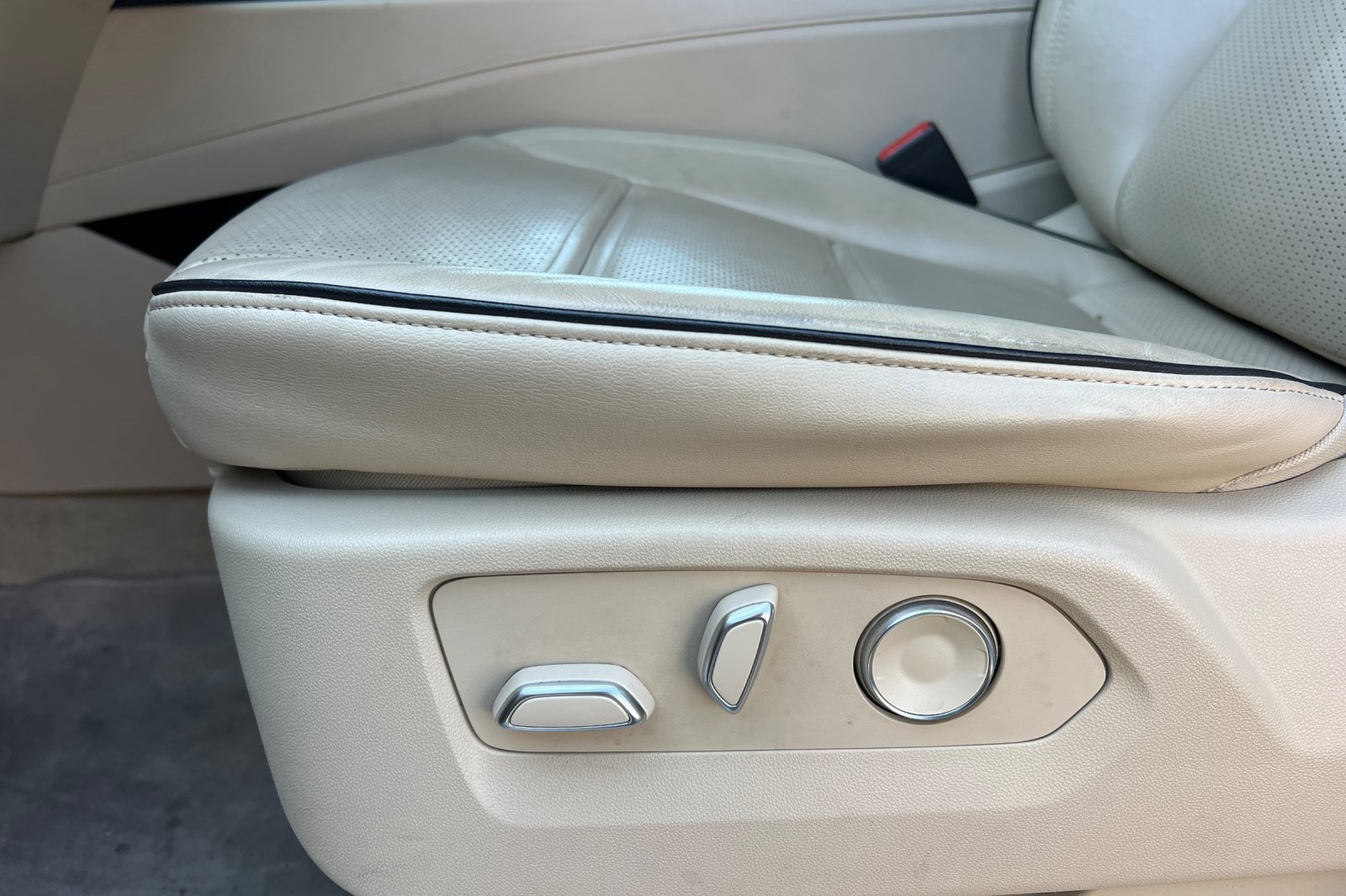 Used 2023 Cadillac Escalade Premium Luxury w/ Performance Package image 13