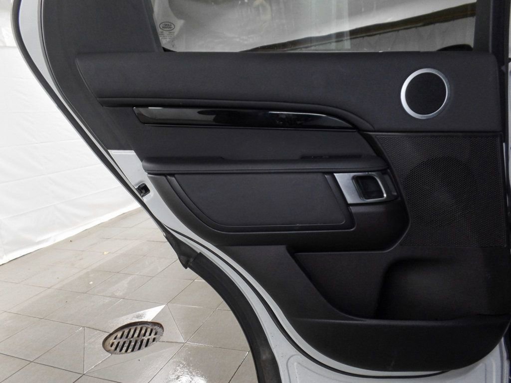 Used 2019 Land Rover Discovery SE image 18