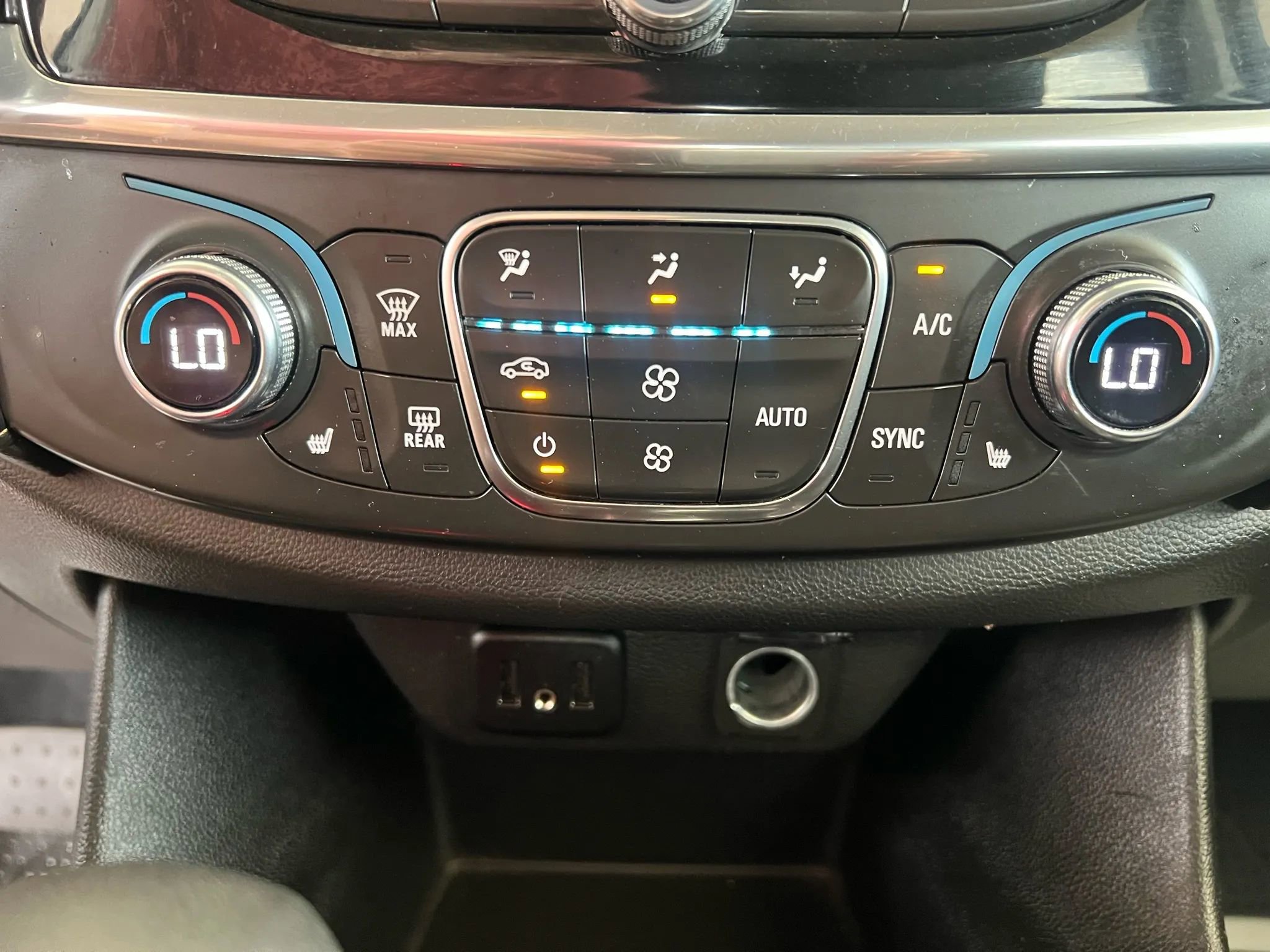Used 2021 Chevrolet Traverse LT image 25