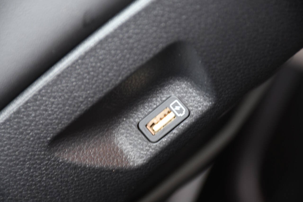 Used 2024 Kia Carnival LX FWD image 22