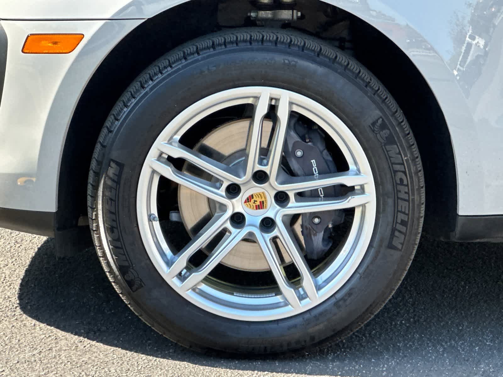 Certified 2025 Porsche Macan AWD/4WD image 30