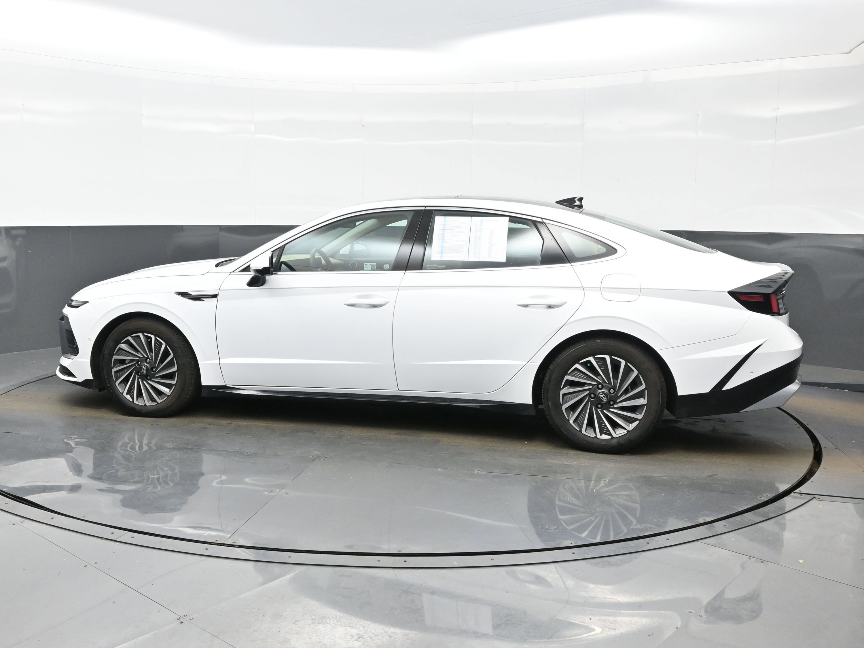 Certified 2025 Hyundai Sonata Limited image 3