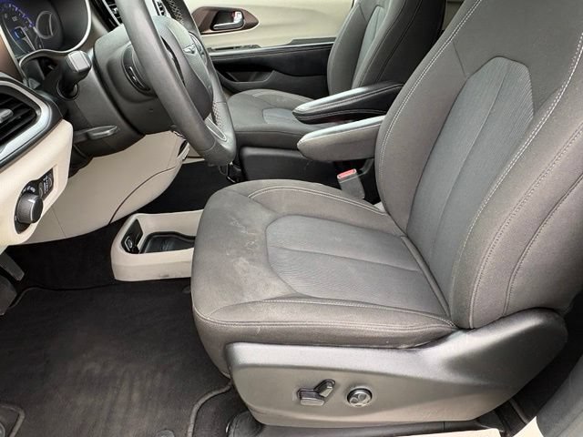 Used 2023 Chrysler Voyager LX FWD image 10