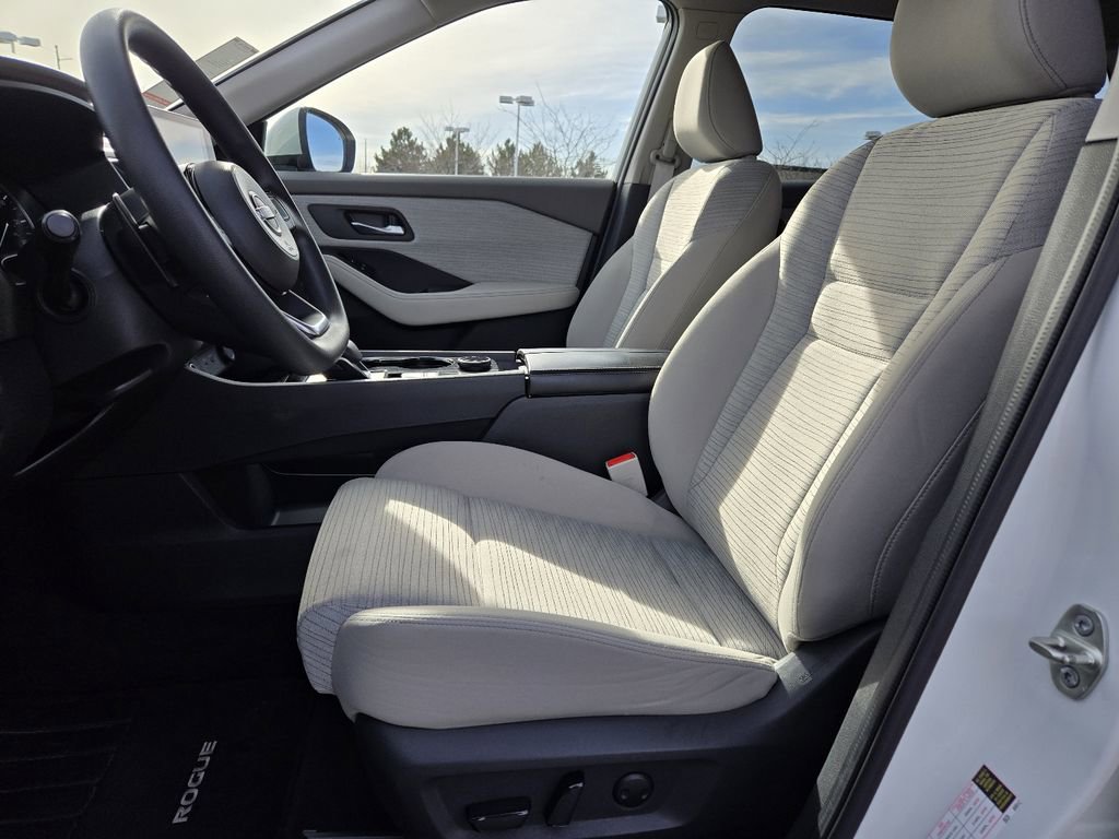 Used 2023 Nissan Rogue SV image 4