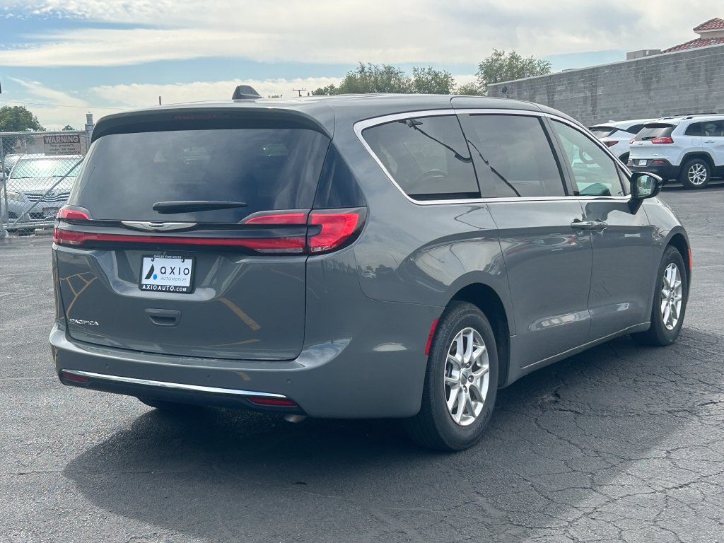 Used 2025 Chrysler Pacifica Select FWD image 3