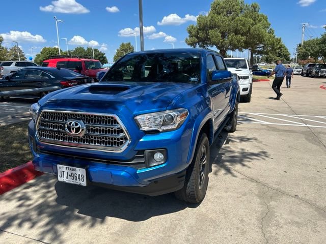 Used 2017 Toyota Tacoma TRD Sport w/ Tow Package RWD image 5