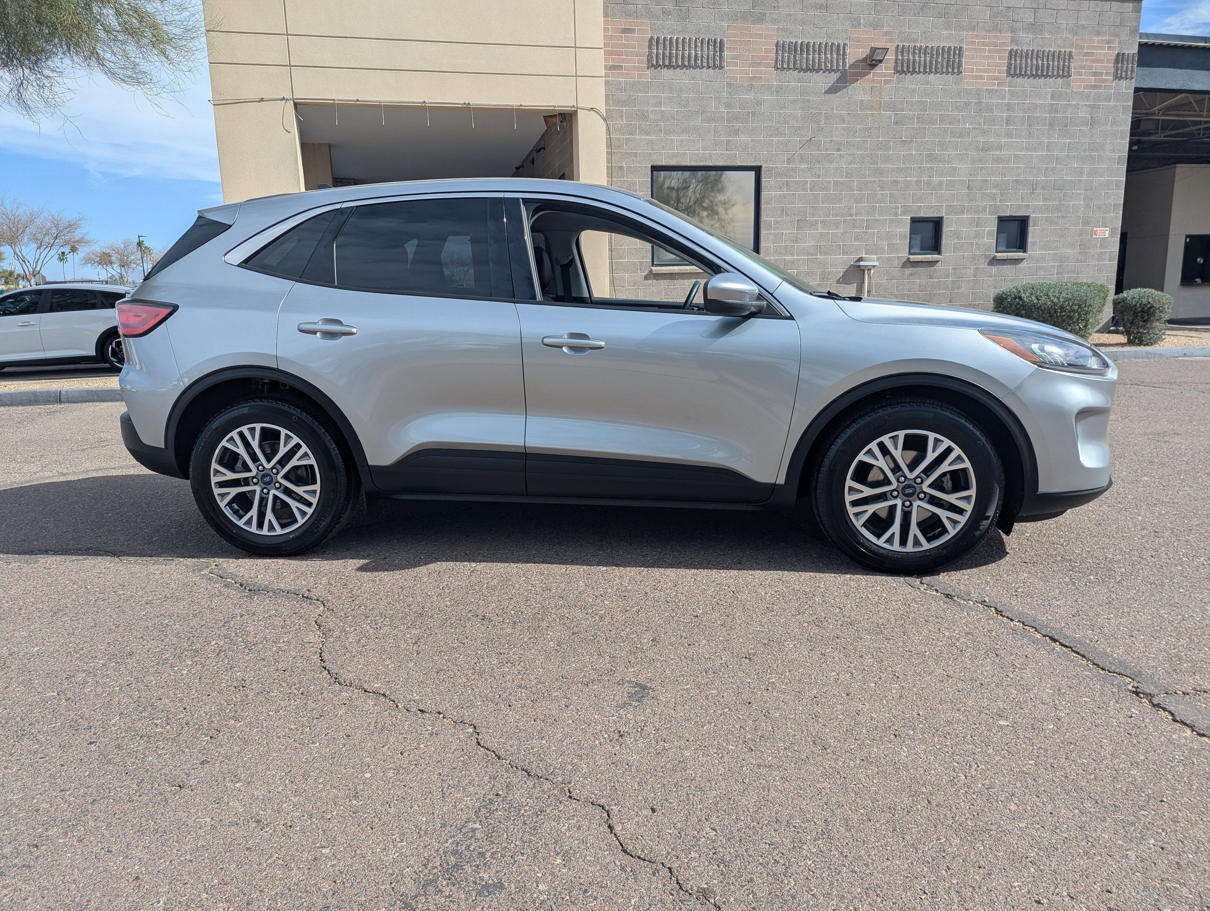 Used 2022 Ford Escape SEL image 2