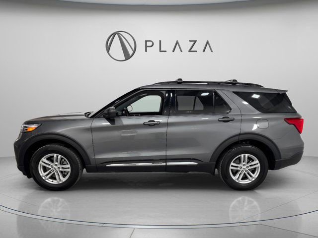 Used 2023 Ford Explorer XLT image 3