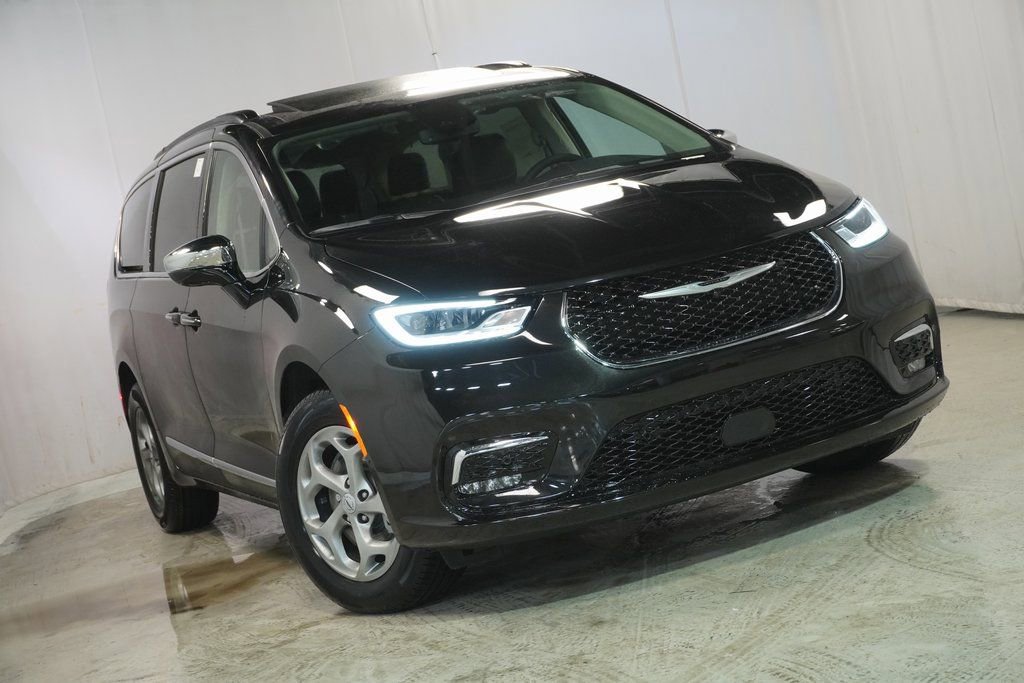 New 2023 Chrysler Pacifica Limited w/ Uconnect Theater Family Group image 8