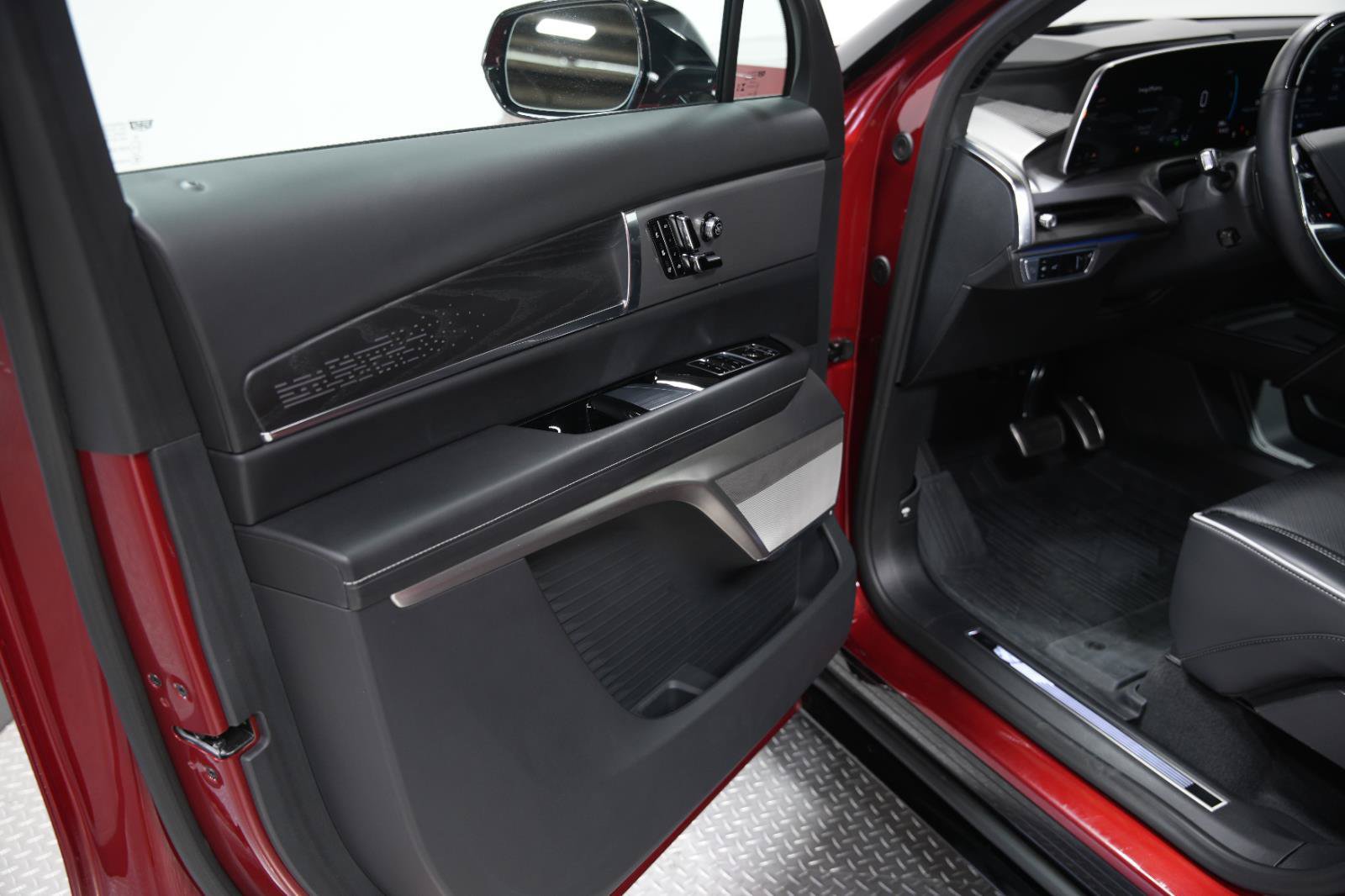 Used 2026 Cadillac Vistiq Platinum w/ LPO, Floor Liner Package AWD/4WD image 41