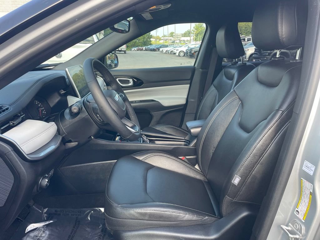 Used 2025 Jeep Compass Limited AWD/4WD image 2