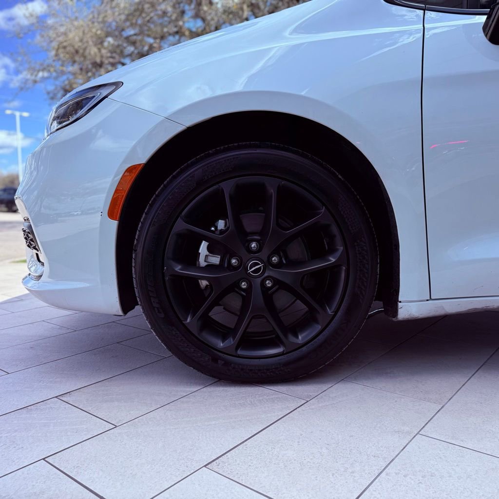 Used 2025 Chrysler Pacifica Limited image 38