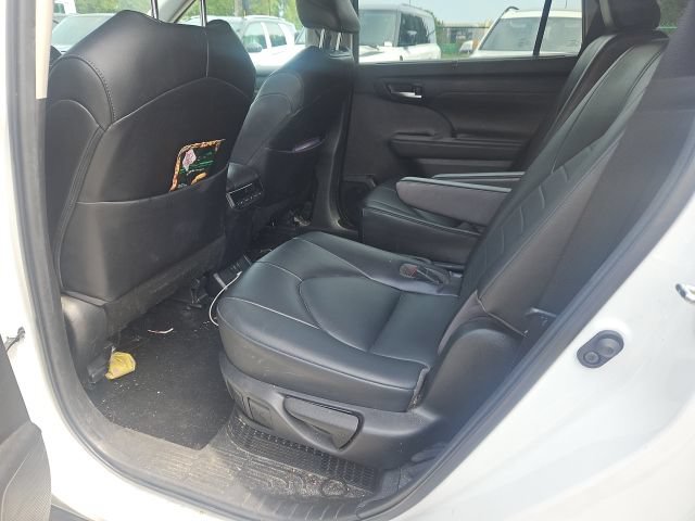 Used 2022 Toyota Highlander XLE AWD/4WD image 2