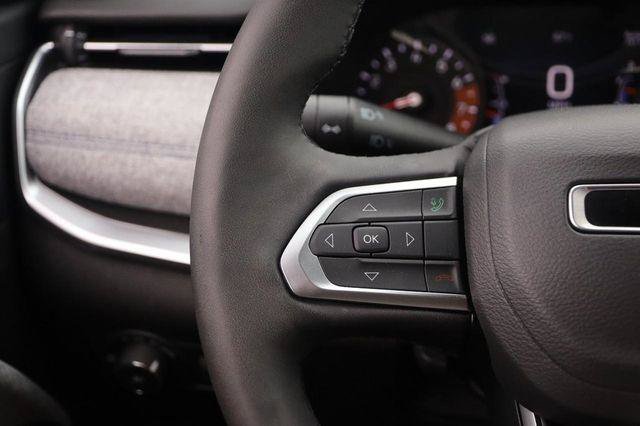 Used 2025 Jeep Compass Latitude w/ Sun & Sound Group AWD/4WD image 12