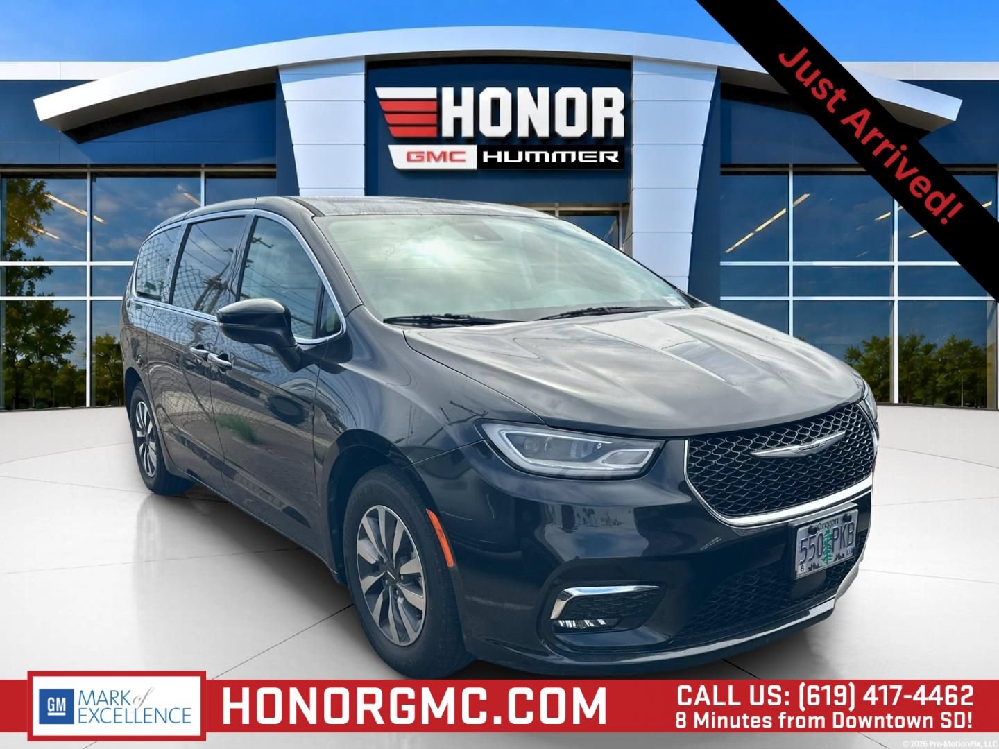 Used 2023 Chrysler Pacifica Touring-L FWD image 1