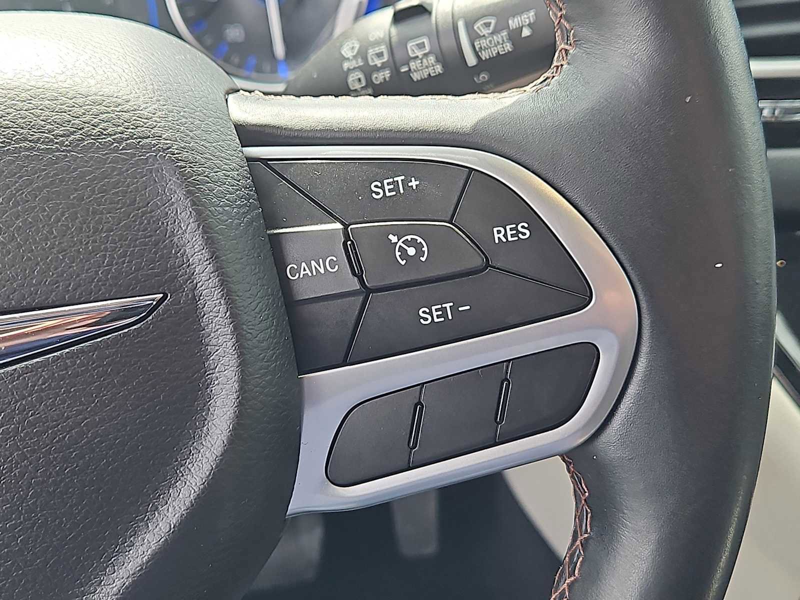 Used 2017 Chrysler Pacifica Touring-L image 25