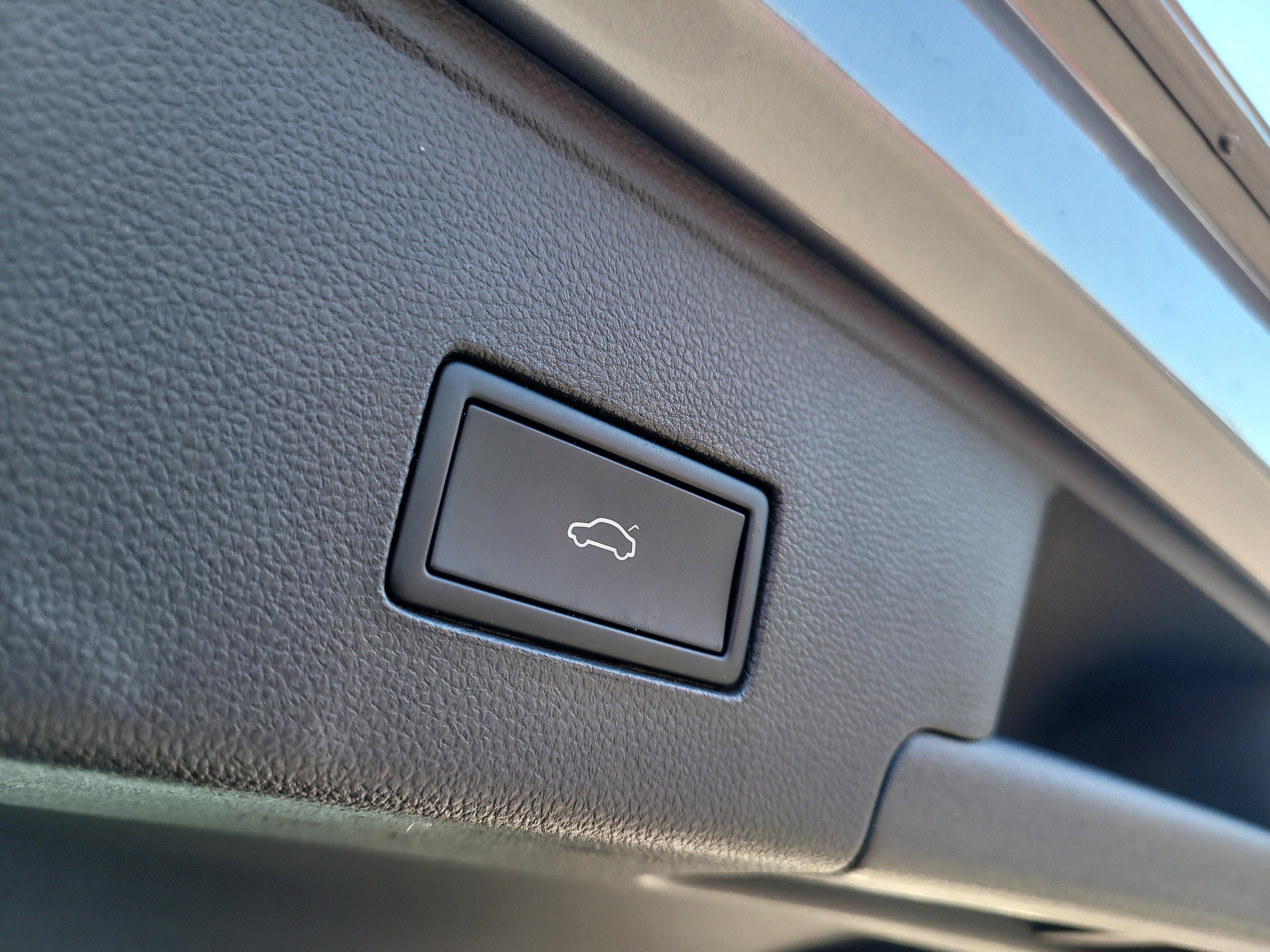 Used 2021 Volkswagen Atlas Cross Sport SE image 12