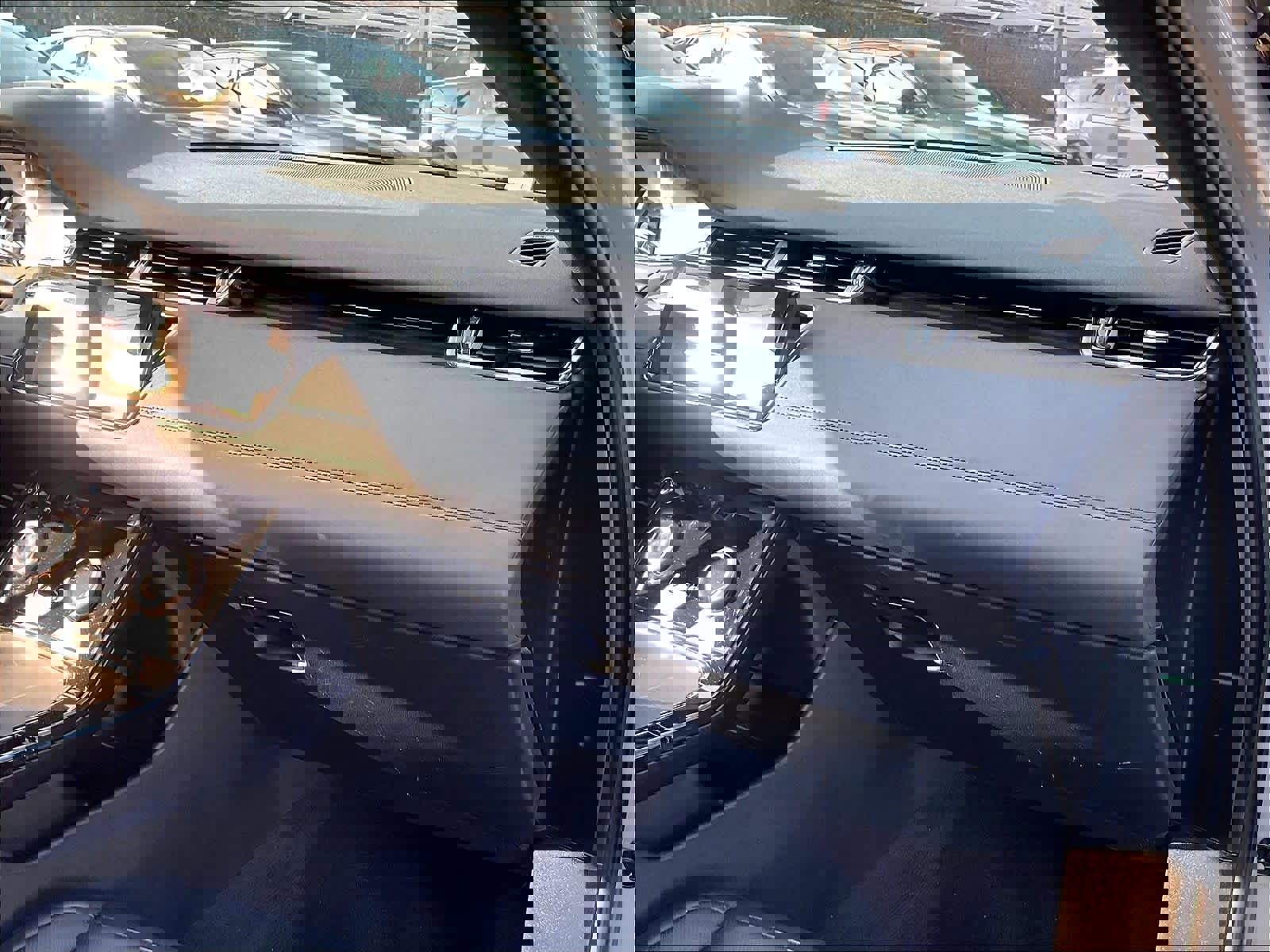 Used 2023 Land Rover Range Rover Evoque R-Dynamic SE image 18