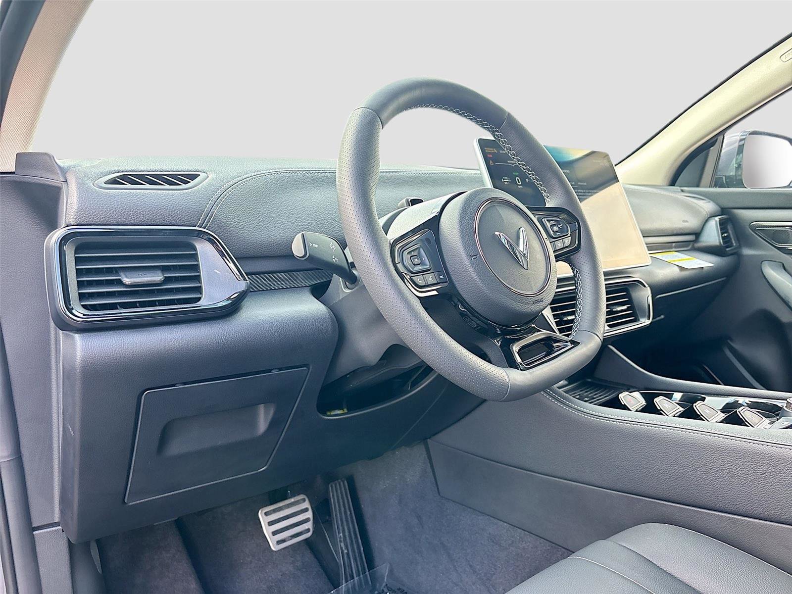 New 2025 VinFast VF 8 Eco image 9